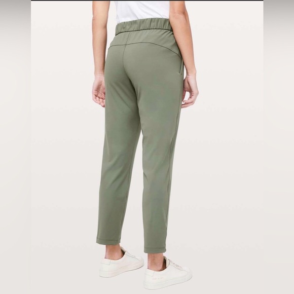 NWOT Women’s Lululemon On the Fly Mid-rise crop TravelWoven Size 4 Gray Sage - Picture 2 of 10
